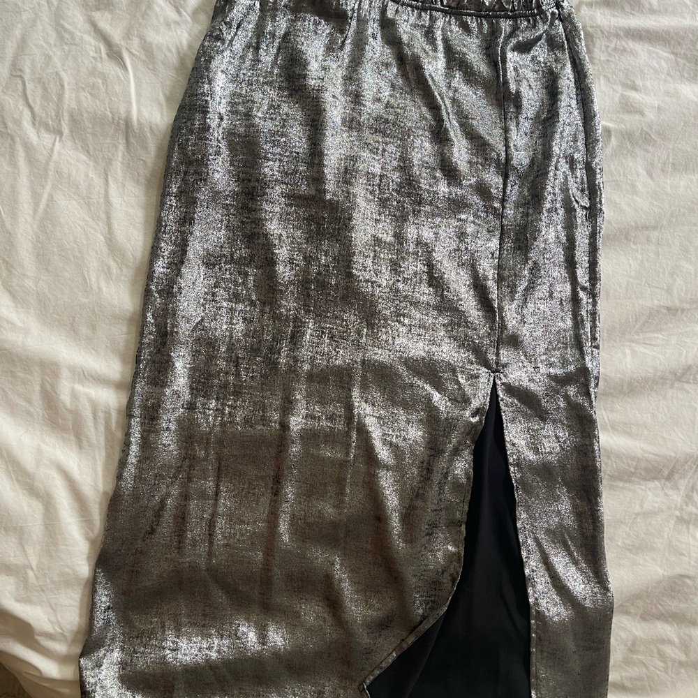Elegant Silver Pencil Skirt for a Chic Statement